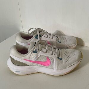 Nike Zoom Vomero 16 Running Shoes